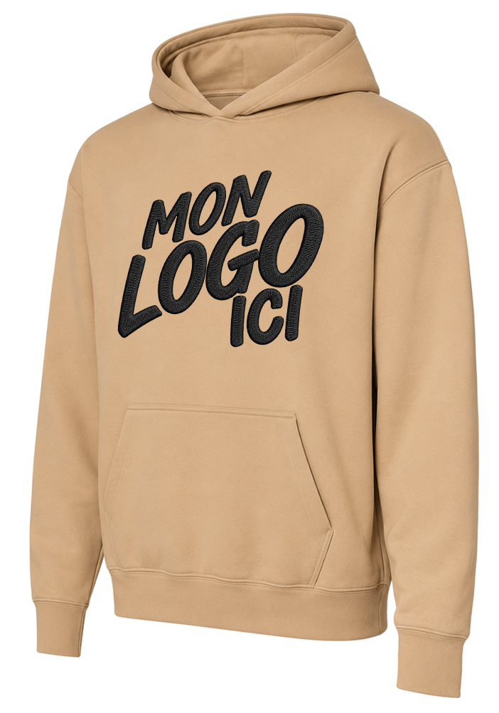 Sweat à capuche lourd coupe oversize de couleur beige illustrant la possibilité de personnaliser le vêtement avec votre logo brodé sur la poitrine