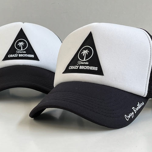 Casquette Trucker Classic noire et blanche personnalisée avec écusson triangulaire logo Crazy Brothers et marquage sur la visière