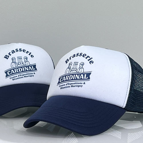Casquettes Trucker Classic bleu marine personnalisées en impression logo Brasserie Cardinal