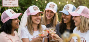 groupe d'amis portant des casquettes personnalisées pour un EVJF