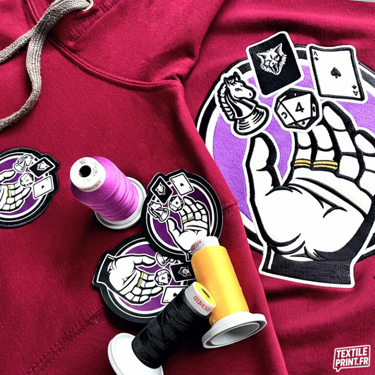 Sweat-shirt bicolore JH003 personnalisé en broderie haute qualité, mise en valeur du logo avec fils colorés.