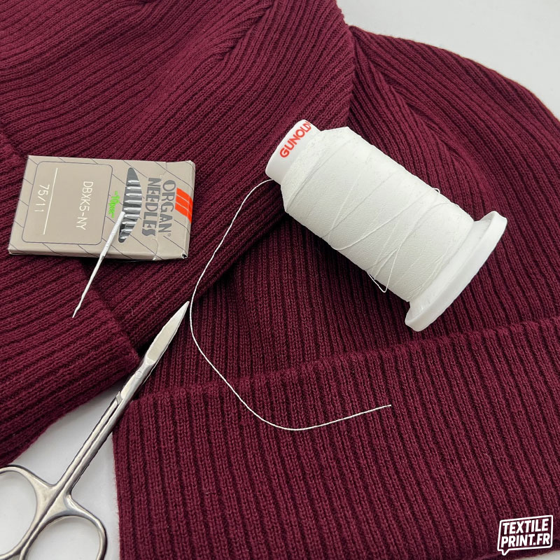 Matériel de broderie textile avec aiguille, fil et bonnet en coton bio bordeaux à personnaliser