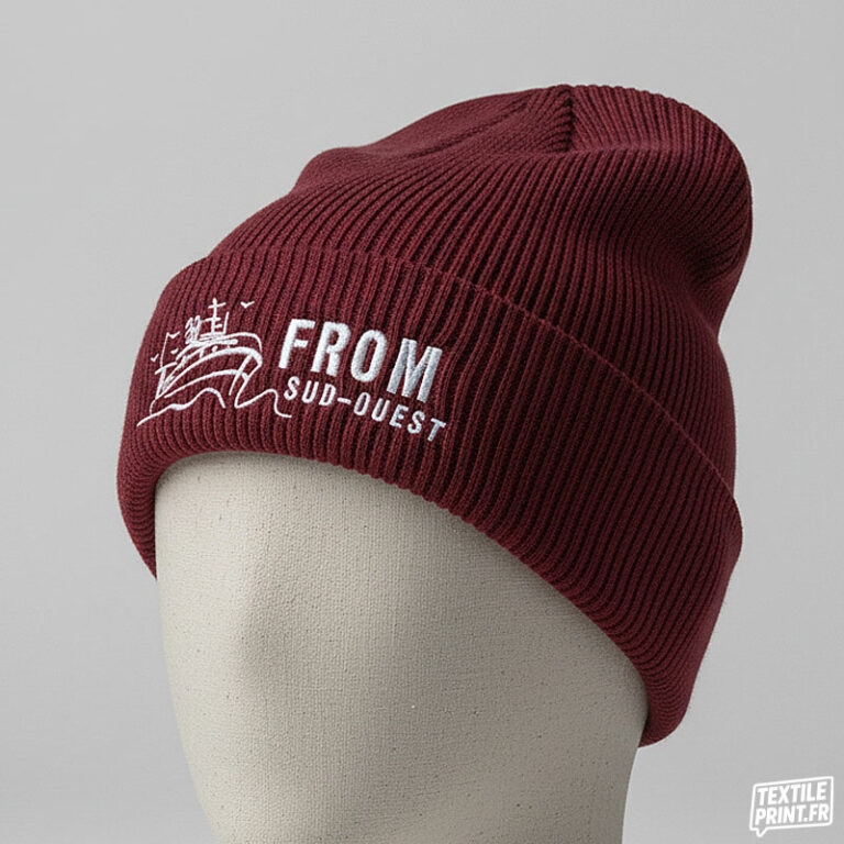 Bonnet à revers en coton bio bordeaux avec logo brodé FROM Sud-Ouest présenté sur mannequin