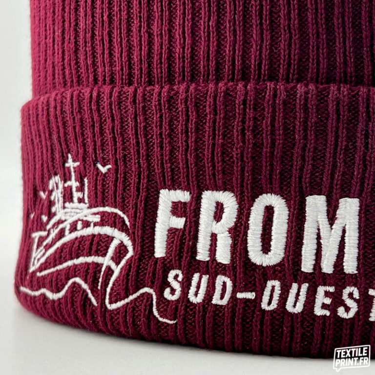 Détail de la broderie du logo FROM Sud-Ouest sur bonnet en coton bio bordeaux