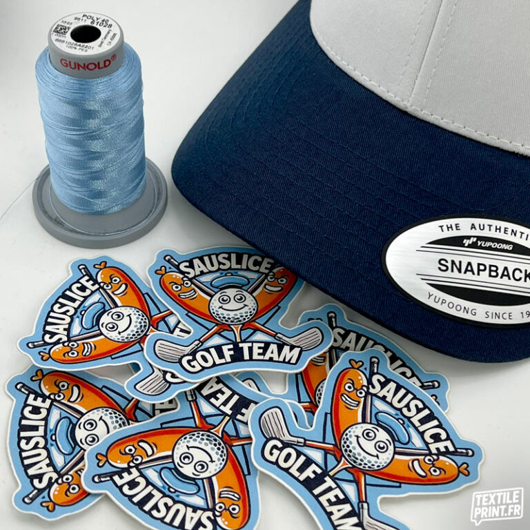 Casquette personnalisée Yupoong 6606 avec écussons brodés Sauslice Golf préparés en atelier français