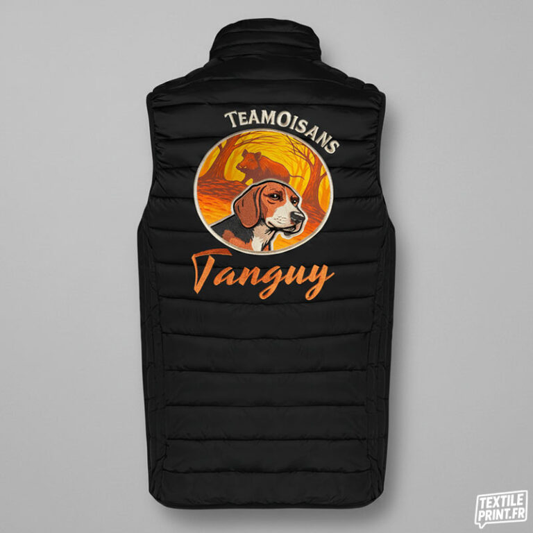 Doudoune légère sans manches noire personnalisée en broderie avec le logo Team Oisans Copains Chasseurs et le prénom Tanguy – modèle K6113/K6114 par Textile-Print