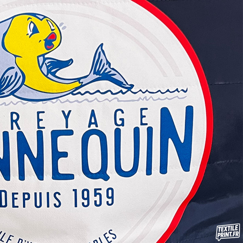 Détail de l’impression DTF sur doudoune bicolore personnalisée PK310.