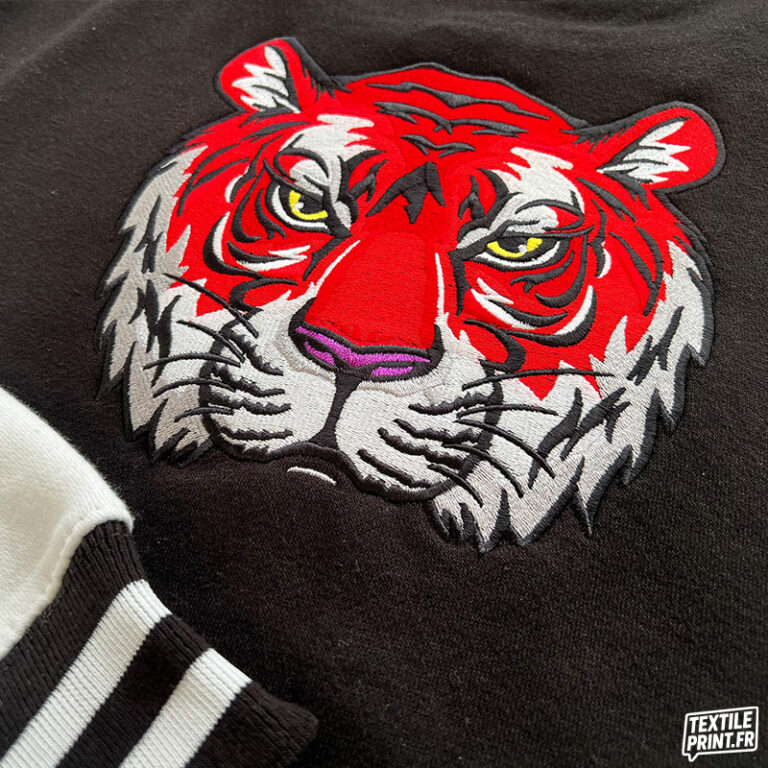 Veste teddy JH043 personnalisée avec broderie de logo tigre dans le dos – réalisation Textile Print