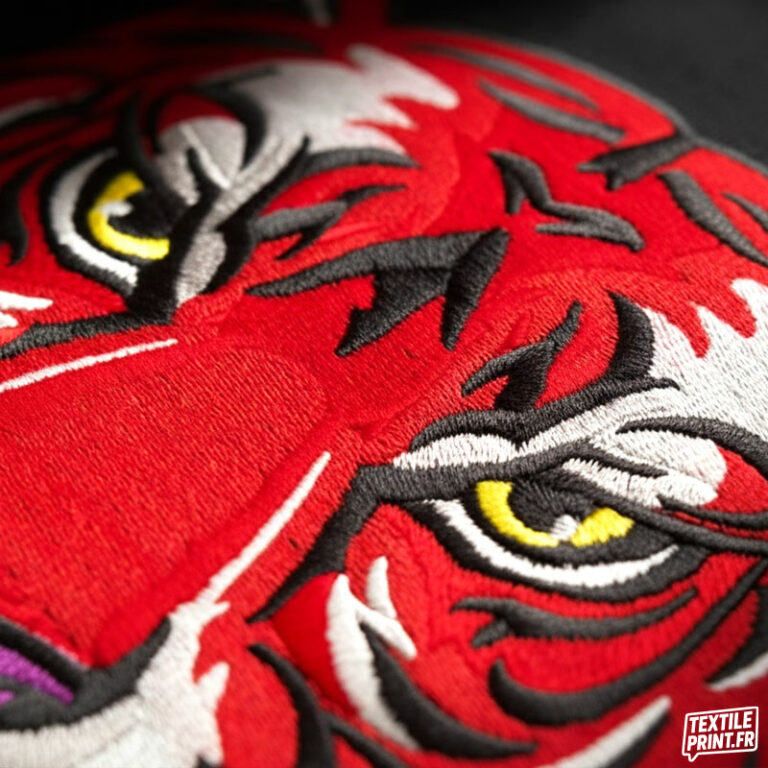 Détail broderie logo tigre sur veste teddy JH043 personnalisée – Textile Print