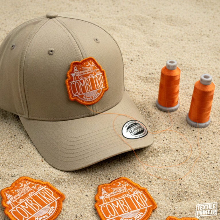 Casquette de baseball Yupoong personnalisée avec écusson brodé, réalisée par Textile-Print.