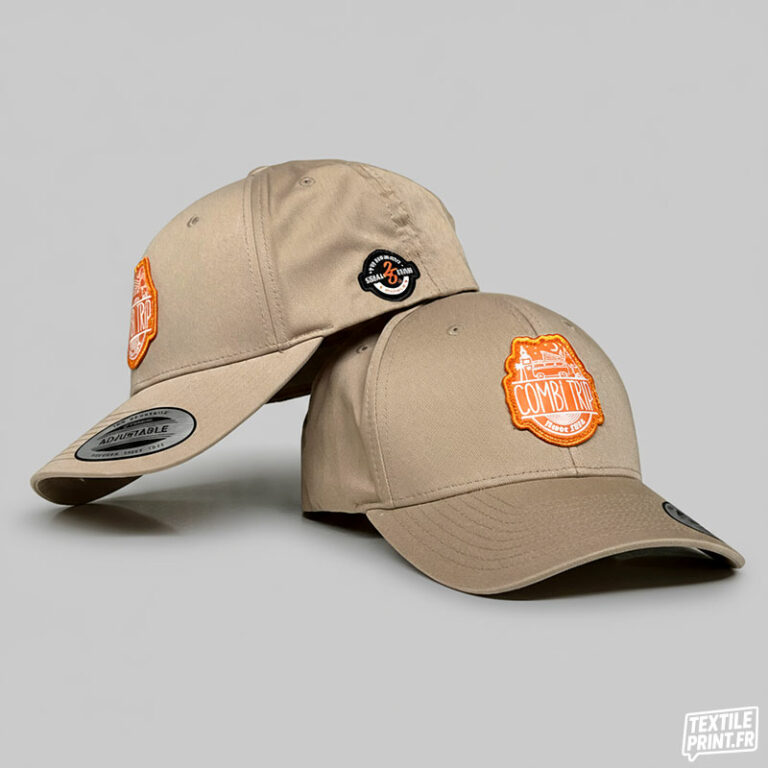 Casquette de baseball Yupoong personnalisée avec logo en écusson imprimé et brodé, réalisée par Textile-Print.