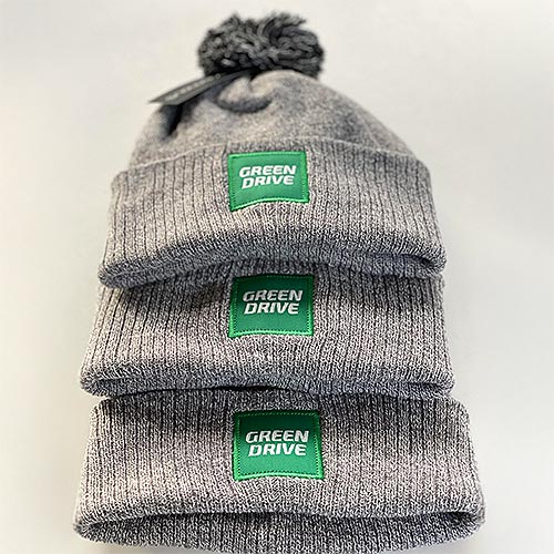 Bonnet Pompon Contrast personnalisé GreenDrive avec écusson brodé sur le revers.