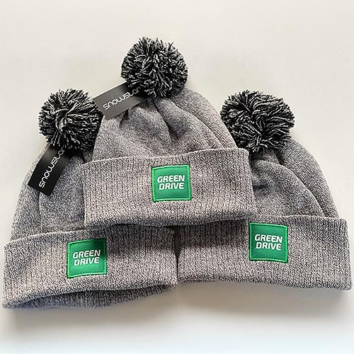 Détail du logo GreenDrive brodé sur bonnet Pompon Contrast.