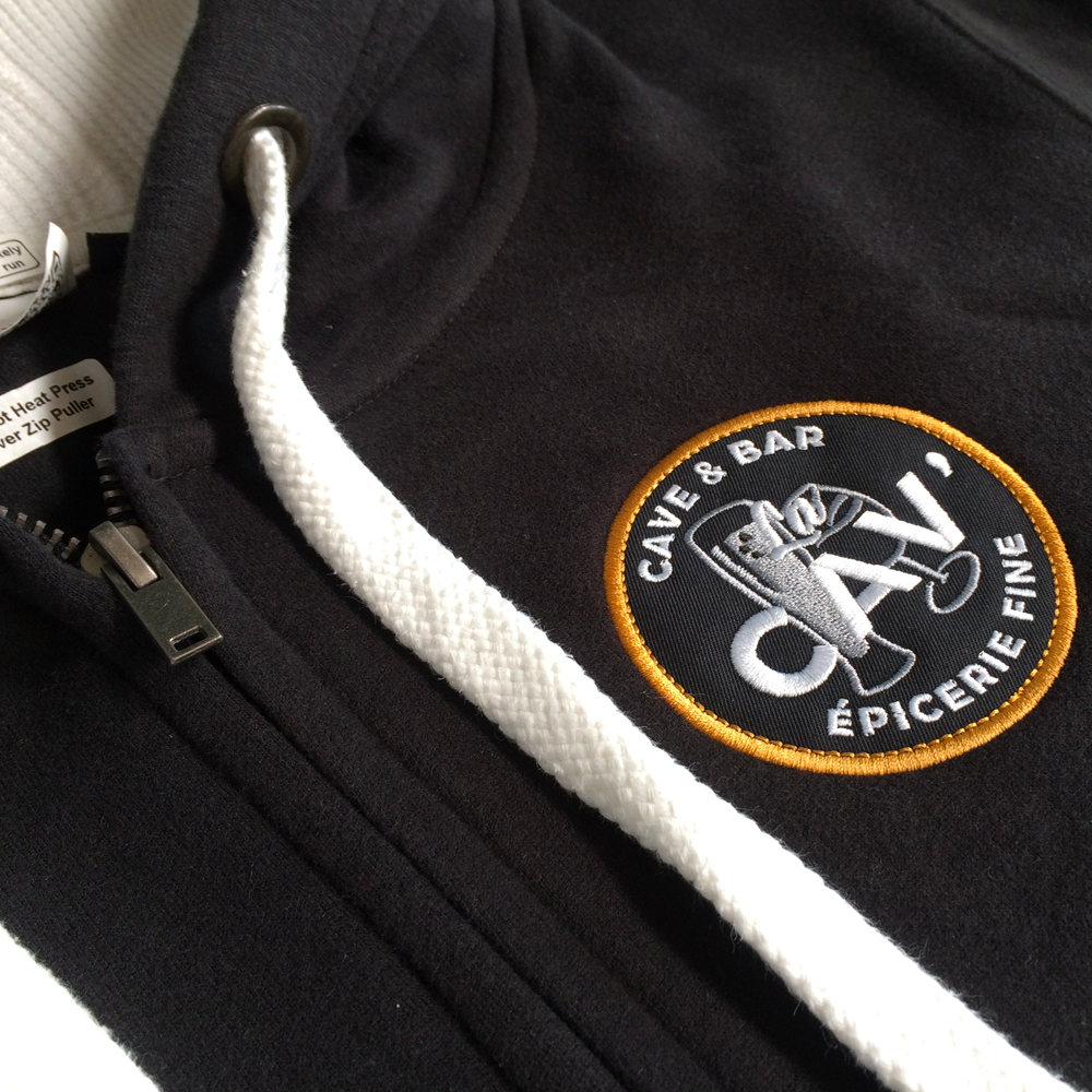 Détail de la veste La Cav’ – personnalisation textile brodée