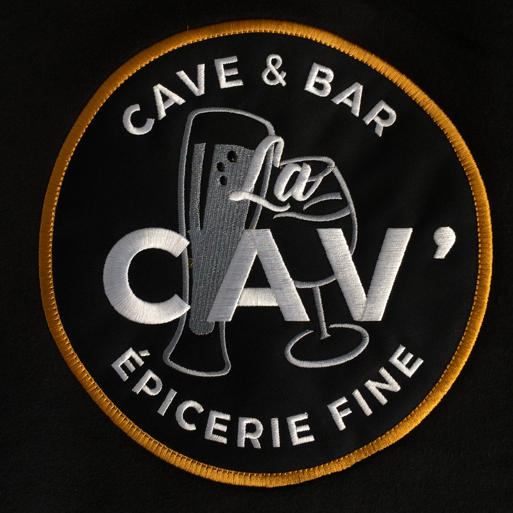 Veste à capuche personnalisée La Cav’ vue de face – broderie côté cœur