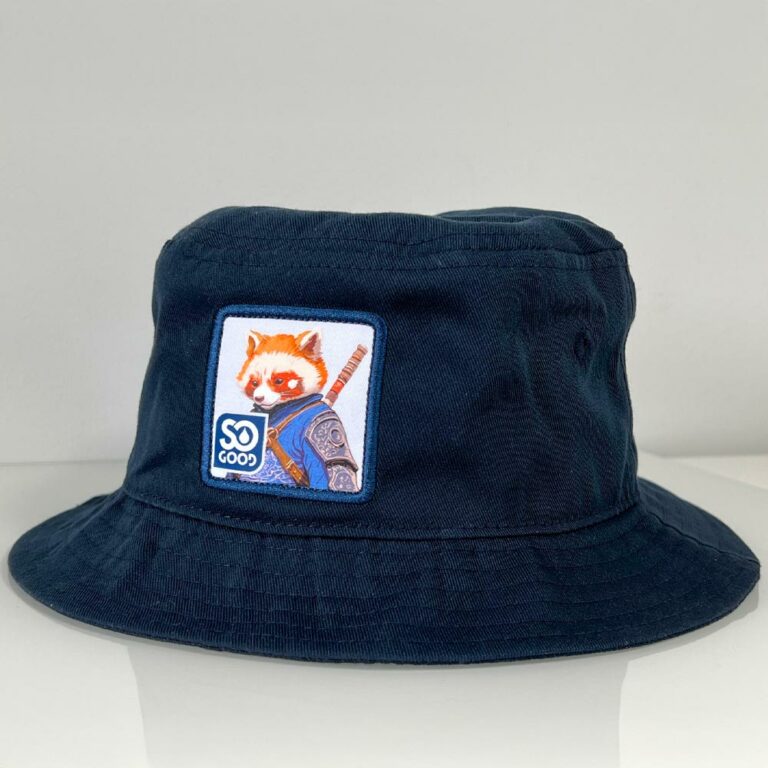 Bob bleu marine personnalisé SO GOOD avec écusson carré représentant un panda roux.
