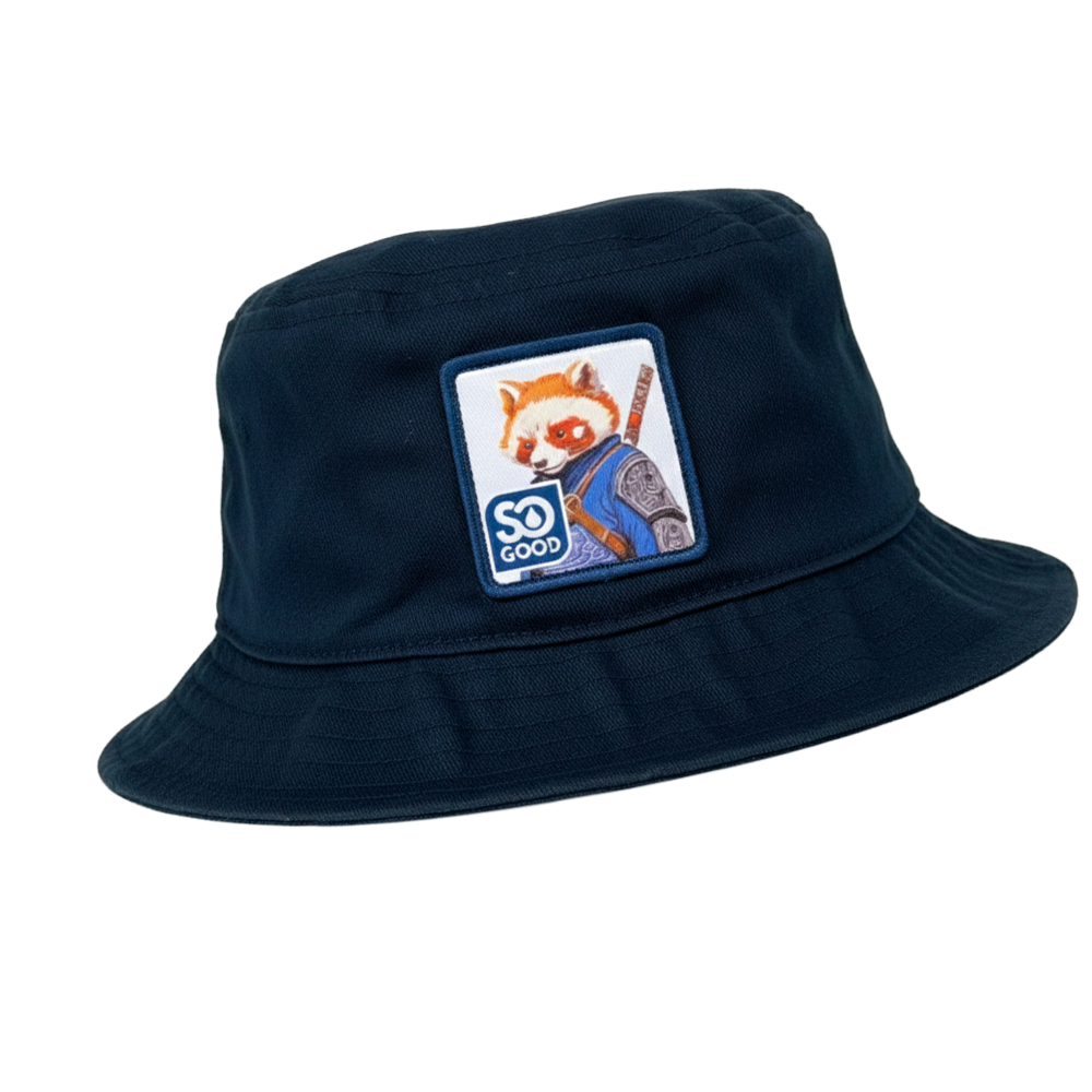 Bob bleu marine personnalisé avec écusson SO GOOD représentant un panda roux en tenue d’aventurier.