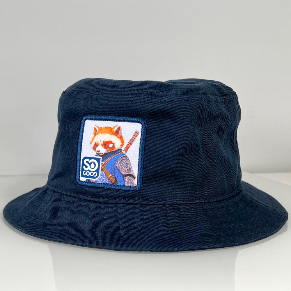 Bob bleu marine personnalisé SO GOOD avec écusson carré représentant un panda roux.