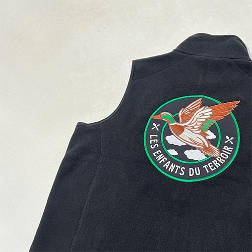 Bodywarmer polaire recyclé noir avec broderie grand format Les Enfants du Terroir – personnalisation écoresponsable.