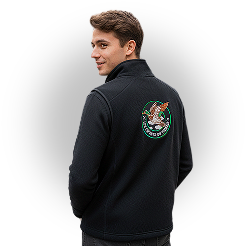 Bodywarmer polaire noir recyclé avec grande broderie Les Enfants du Terroir – personnalisation textile pour association étudiante à Lille.