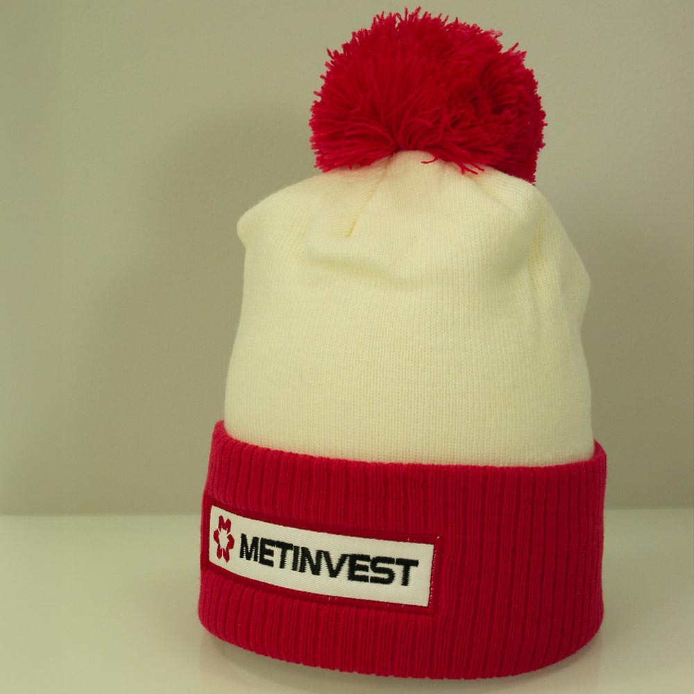 Bonnet personnalisé blanc et rouge avec écusson brodé METINVEST, présenté sur fond neutre.