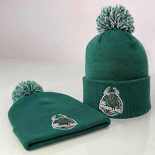 Détail de la broderie du logo du SC Marollais sur un bonnet vert à pompon
