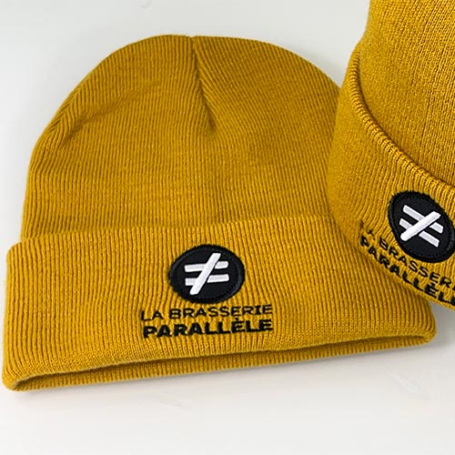 Détail du logo brodé sur bonnet personnalisé.