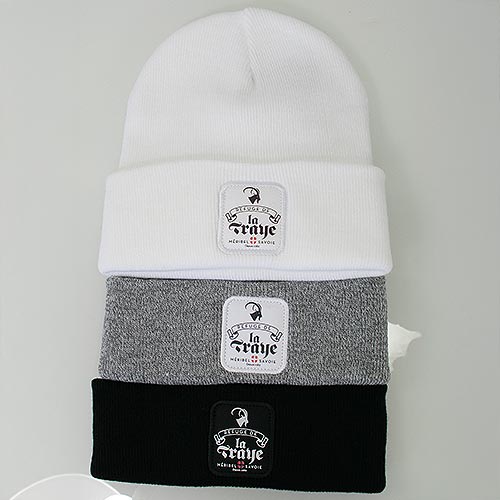Bonnets personnalisés avec écusson brodé Refuge de la Traye – Méribel Savoie