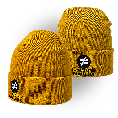 Personnalisation de bonnets à revers uni en broderie.