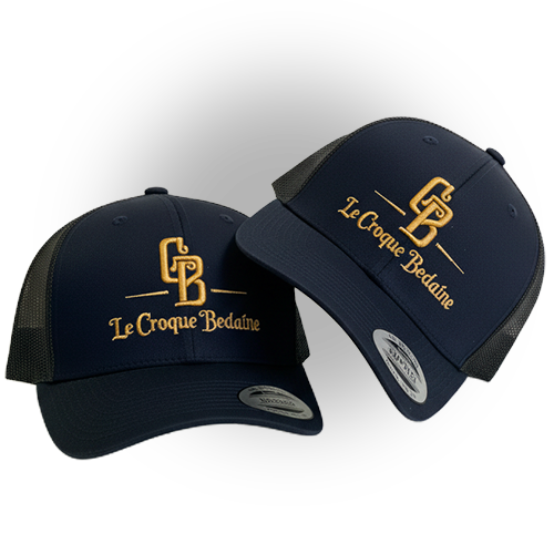Deux casquettes trucker Yupoong personnalisées en broderie 3D avec le logo doré Le Croque Bedaine à Saint-Bonnet-de-Mure.