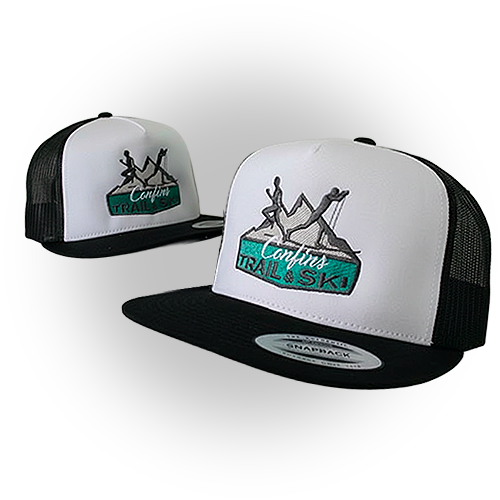 Casquettes Trucker Yupoong personnalisées avec broderie Confins Trail & Ski sur front tissu blanc