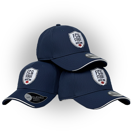Casquettes de rugby brodées avec logo de club, présentées en lot sur fond clair.