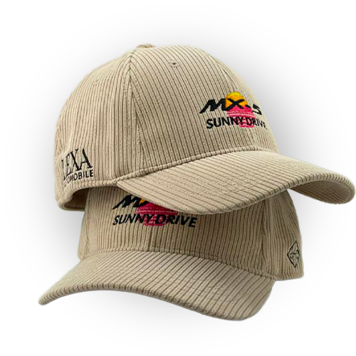 Deux casquettes en velours beige, l’une montrant la broderie Sunny Drive à l’avant et l’autre affichant également la broderie latérale LEXA Automobile.