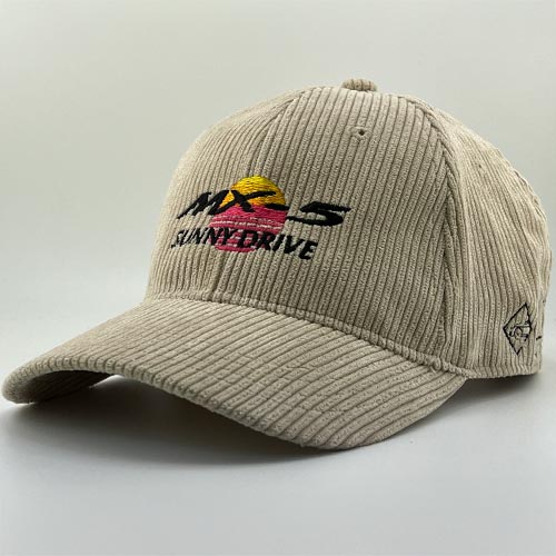 Casquette en velours beige avec broderie Sunny Drive montrant un soleil jaune et rose, photographiée en angle trois-quarts