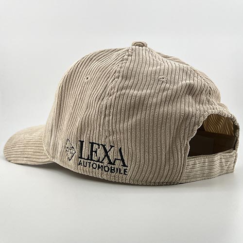 Casquette en velours beige vue de dos, avec broderie noire LEXA Automobile sur le côté et ouverture réglable à l’arrière.