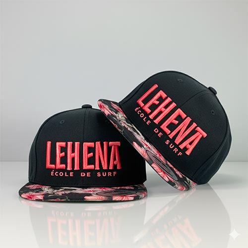Casquette Snapback Yupoong noire avec logo Lehena brodé en relief rouge – École de Surf Hendaye