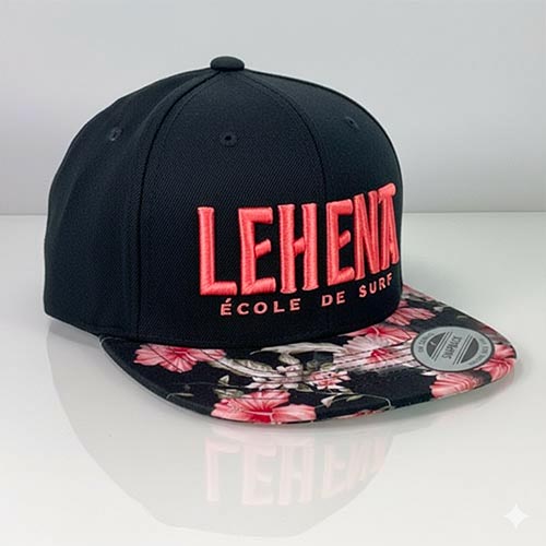 Casquette personnalisée Lehena Snapback Yupoong – broderie 3D rouge sur visière fleurie
