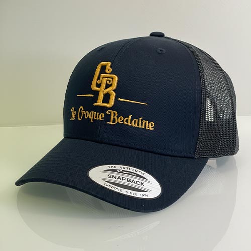 Casquette Yupoong noire avec broderie 3D dorée pour restaurant Le Croque Bedaine en Rhône-Alpes.