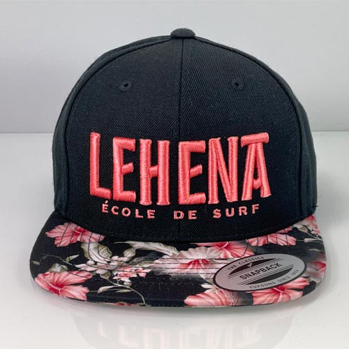Casquette Snapback Yupoong personnalisée Lehena École de Surf Hendaye – Logo brodé en relief rouge