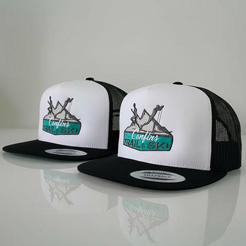 Paire de casquettes Trucker Yupoong blanches et noires avec broderie du logo Confins Trail & Ski