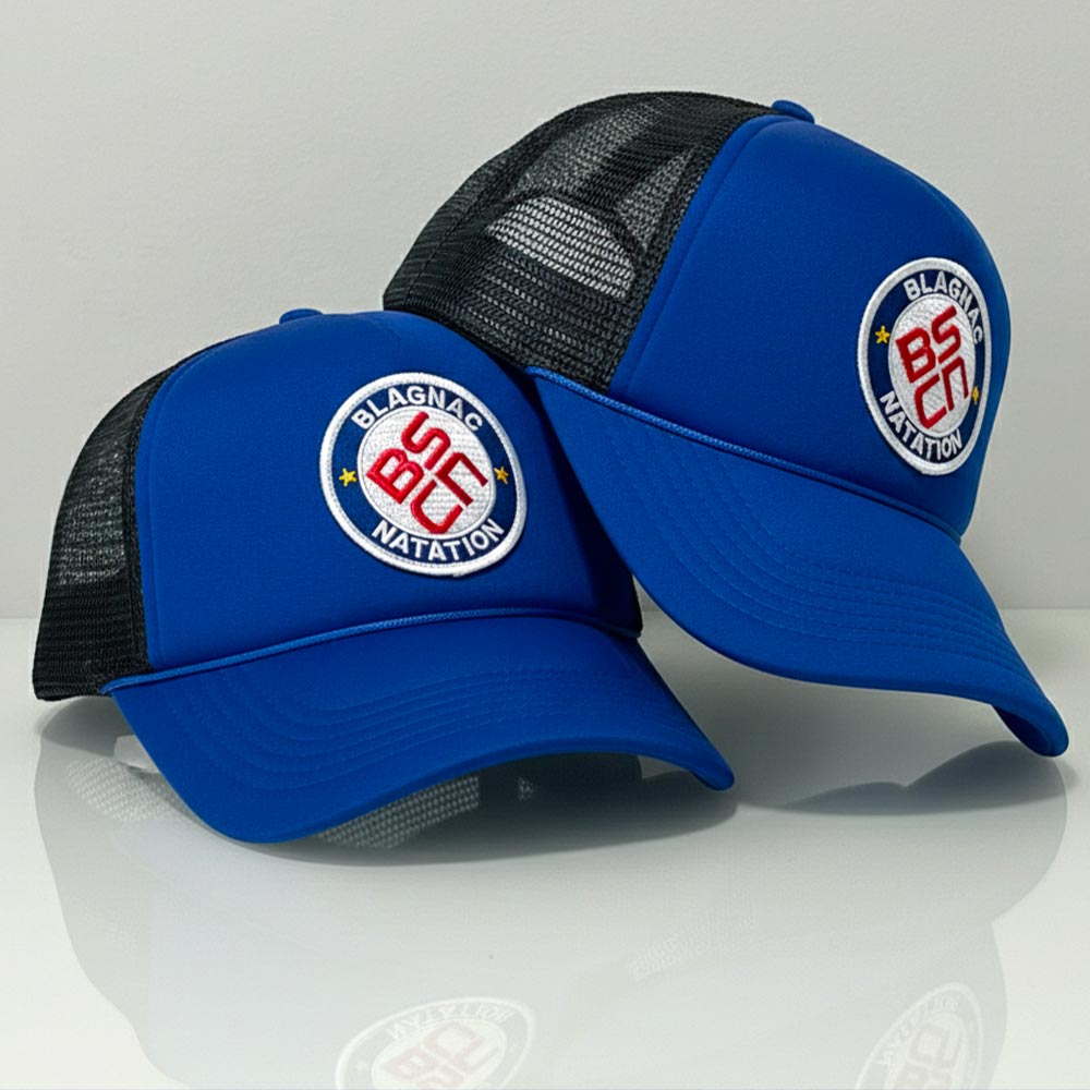 Casquettes personnalisées bleu roi du club Blagnac Natation avec écusson brodé rond BSCN.