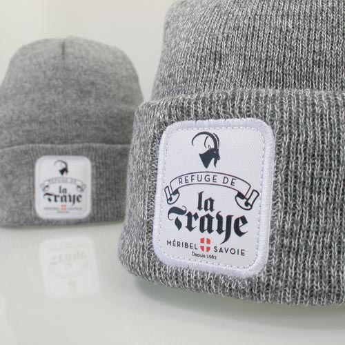 Détail de l’écusson brodé Refuge de la Traye sur bonnet gris chiné