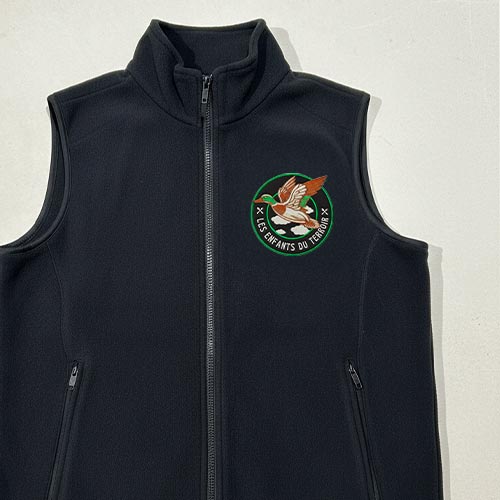Bodywarmer polaire recyclé noir avec broderie cœur Les Enfants du Terroir – textile personnalisé durable.