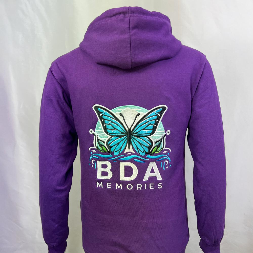 Sweat violet personnalisé BDA Memories avec une grande broderie papillon au dos.