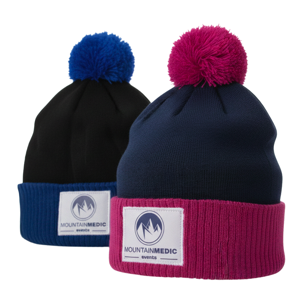 Deux bonnets MountainMedic bicolores, rose/marine et bleu/noir, présentés ensemble sur fond clair.