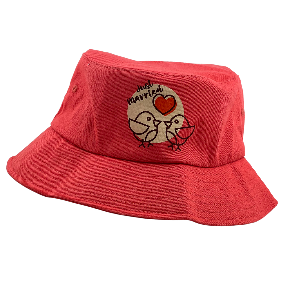 Bob rose personnalisé Just Married présenté en vue produit sur fond clair.