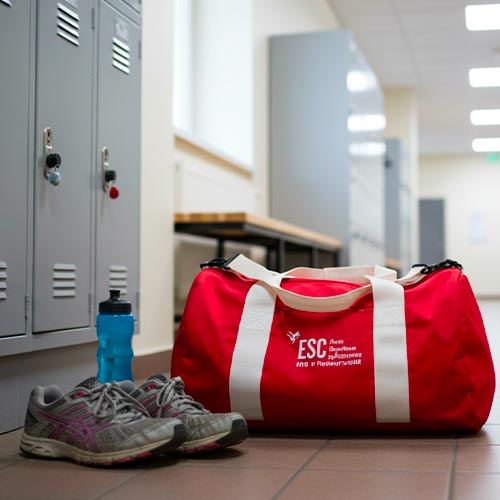 Sac de sport rouge brodé avec le logo ESC – personnalisation textile école