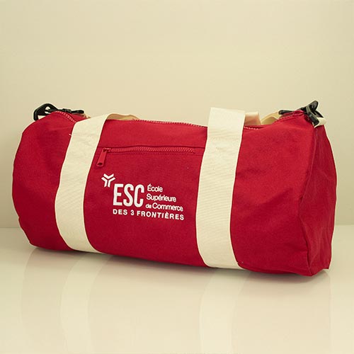 gros plan sur la broderie du logo ESC sur sac polochon