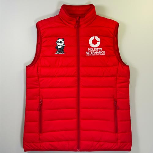 Doudoune sans manches rouge avec broderies panda et Pôle BTS Alternance, présentée à plat sur fond clair.