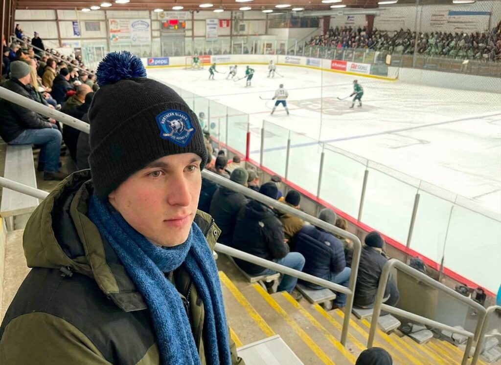 Bonnet de hockey porté par un spectateur dans les tribunes lors d’un match de hockey sur glace.